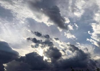 Umjereno do pretežno oblačno uz postepeno razvedravanje tokom dana