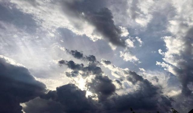 Umjereno do pretežno oblačno uz postepeno razvedravanje tokom dana