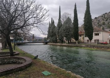 Oblačno s kišom ili pljuskovima