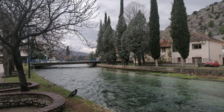 Oblačno s kišom ili pljuskovima