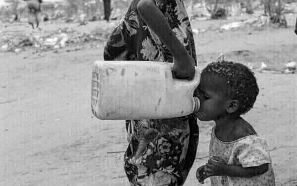 Siromaštvo postoji ne zato što ne možemo nahraniti siromašne, već zato što ne možemo nahraniti bogate