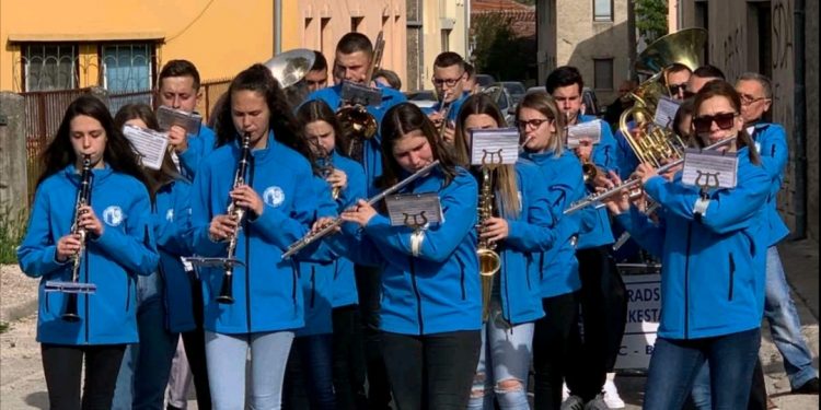 Stolački orkestar priredio prvomajsku budnicu ulicama Stoca