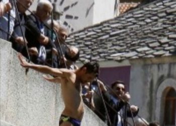 Počasnim skokom i bacanjem cvijeća u Neretvu obilježen Dan pobjede nad fašizmom