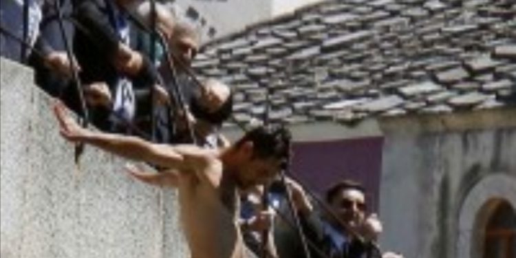 Počasnim skokom i bacanjem cvijeća u Neretvu obilježen Dan pobjede nad fašizmom