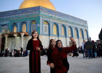 Više od 100.000 Palestinaca klanjalo bajram-namaz u Al-Aksi