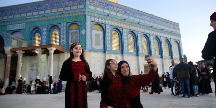 Više od 100.000 Palestinaca klanjalo bajram-namaz u Al-Aksi