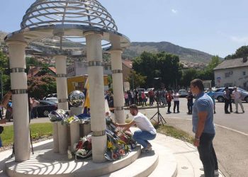 Delegati Unije studenata odali počast i položiili cvijeće povodom Dana deblokade grada Mostara