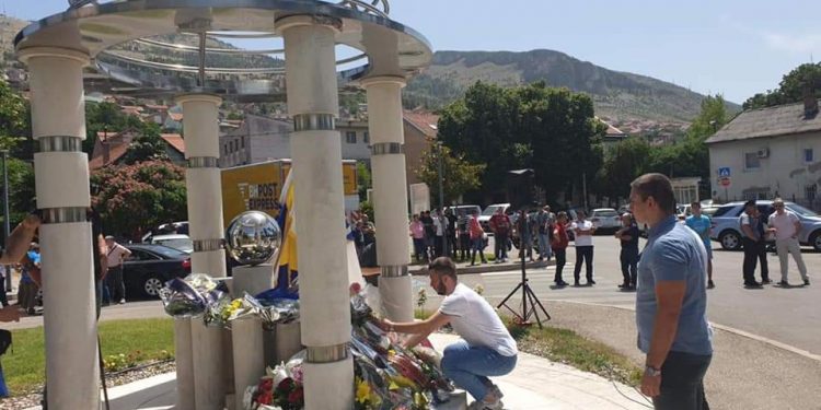 Delegati Unije studenata odali počast i položiili cvijeće povodom Dana deblokade grada Mostara