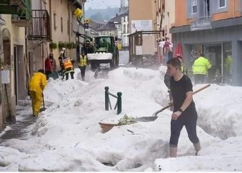 Nezapamćen grad pogodio Francusku: Građani lopatama i grtalicama čistili led s ulica
