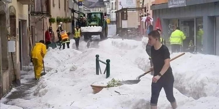 Nezapamćen grad pogodio Francusku: Građani lopatama i grtalicama čistili led s ulica
