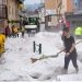 Nezapamćen grad pogodio Francusku: Građani lopatama i grtalicama čistili led s ulica