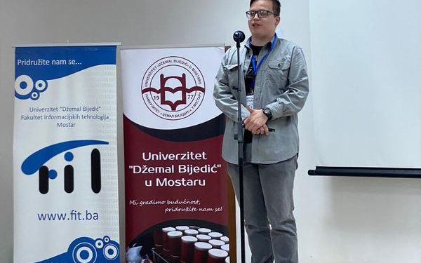 U kategoriji “PROGRAMIRANJE IGARA” učenik Srednje Elektrotehničke škole Mostar, Admer Šuko, osvojio je visoko prvo mjesto u konkurenciji studenata
