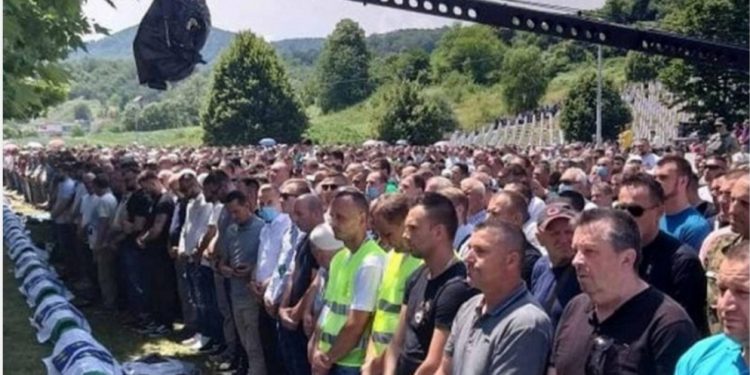 Klanjana dženaza i obavljen ukop 19 žrtava genocida u Srebrenici