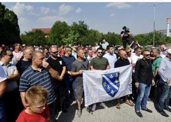 Ispred Tužilaštva BiH okupljeni građani daju podršku Osmanu Mehmedagiću