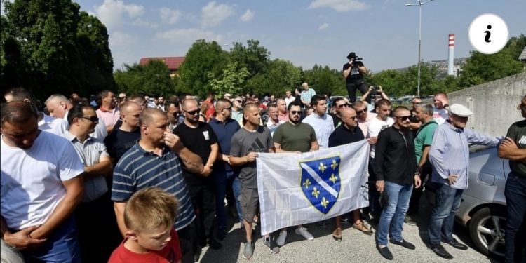 Ispred Tužilaštva BiH okupljeni građani daju podršku Osmanu Mehmedagiću