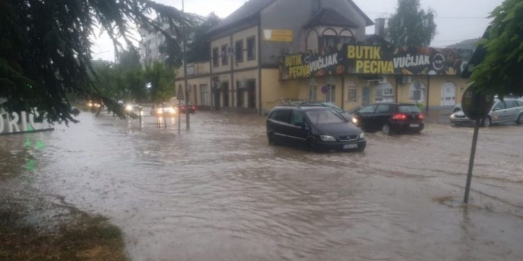 Poplave na sjeveru BiH, pod vodom ulice Modriče