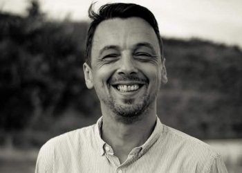 Knjiga ‘Sve ono što u džepove nije moglo stati‘: Pronalaženje poezije ispod taloga običnosti