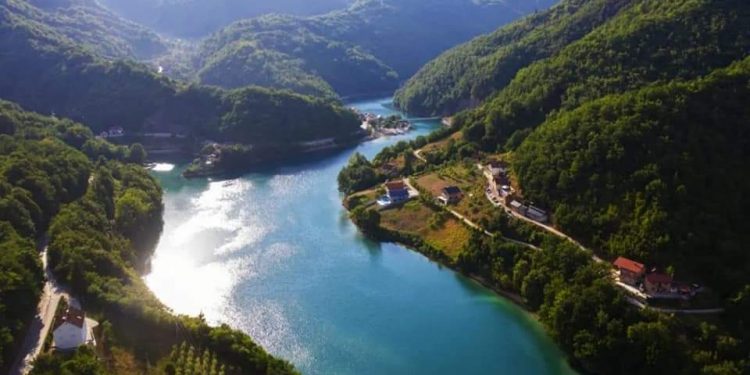 Zaplovimo Jablaničkim jezerom