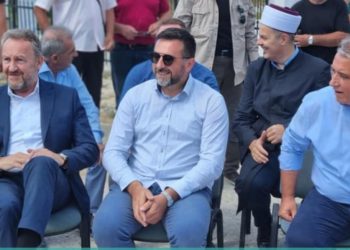 Izetbegović u Fazlagića Kuli: Družio se s mještanima i razgovarao sa povratnicima