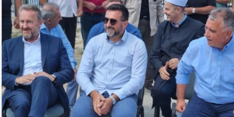 Izetbegović u Fazlagića Kuli: Družio se s mještanima i razgovarao sa povratnicima