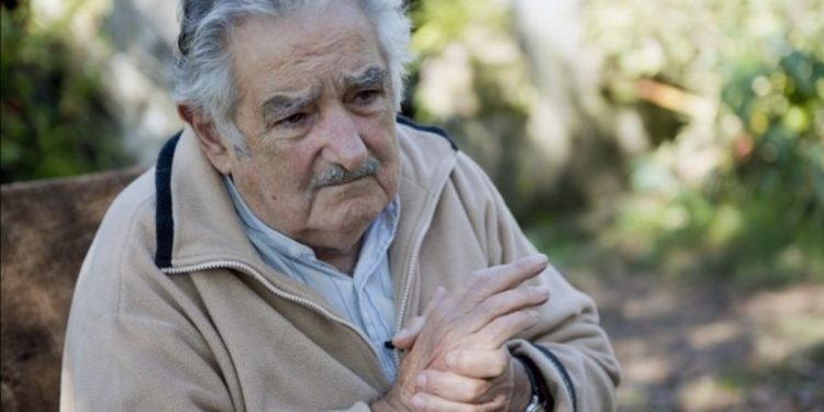 Jose Mujica: Živimo u društvu prekomernih potreba! Kupujemo da bismo bacali, a to ne plaćamo novcem, već svojim životom!