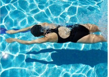 I pet minuta djeluje: Tri lagane vježbe u vodi za vitak struk