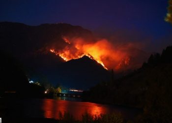 Gori Čvrsnica, požar se spušta prema naselju Donja Jablanica