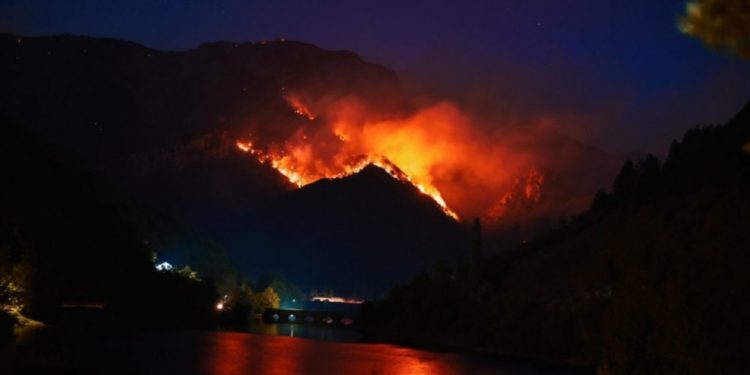 Gori Čvrsnica, požar se spušta prema naselju Donja Jablanica