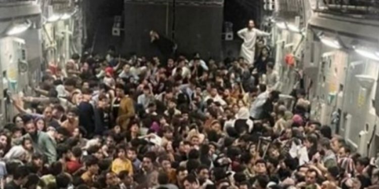 Dramatična evakuacija: Objavljena fotografija iz aviona u Kabulu, ukrcalo se čak 640 ljudi