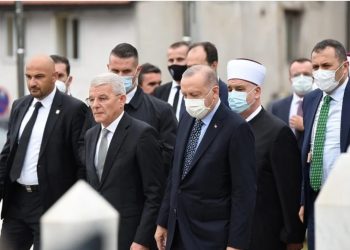 Erdogan odao počast Aliji Izetbegoviću na mezarju Kovači