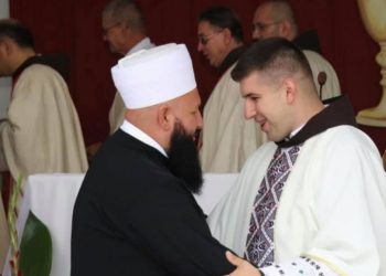 Lijepa priča iz BiH: Prozorski imam došao na prvu misu mladom svećeniku