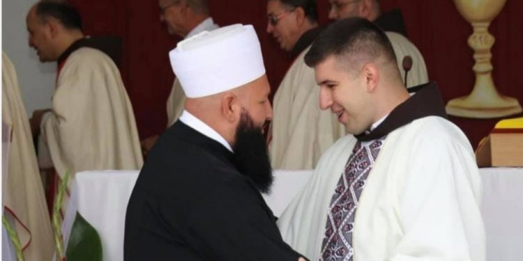 Lijepa priča iz BiH: Prozorski imam došao na prvu misu mladom svećeniku