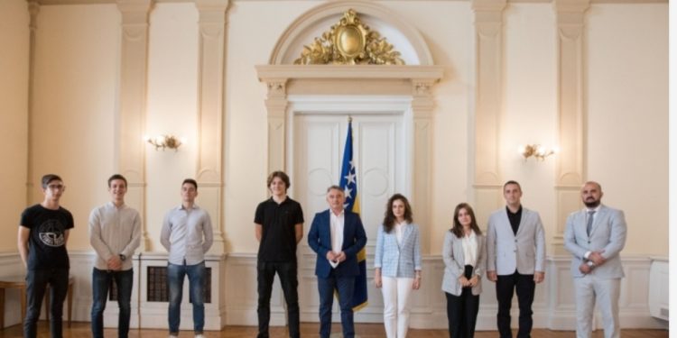 Komšić primio robotičku reprezentaciju BiH