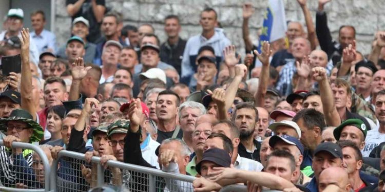 Da li se može u penziju samo sa vojnim stažom, kolike su penzije kod povoljnijeg penzionisanja?