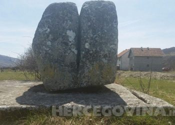 Stećak na 3 piljka koji se pomjera