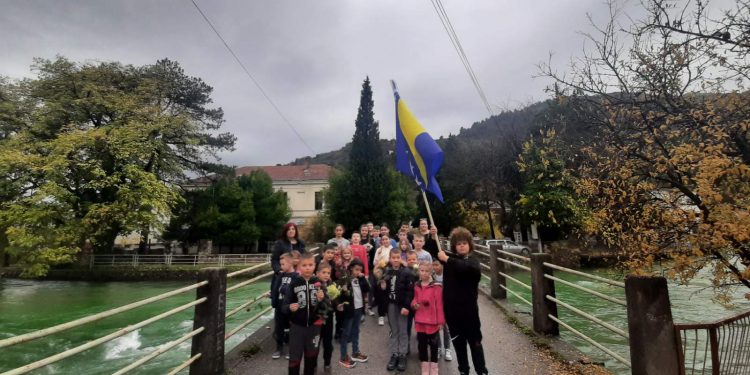 Učenici i nastavnici Prve osnovne škole Stolac obilježili godišnjicu rušenja Starog mosta