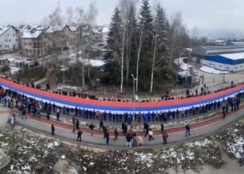 U Istočnom Sarajevu razvili najdužu trobojku za neustavni dan RS