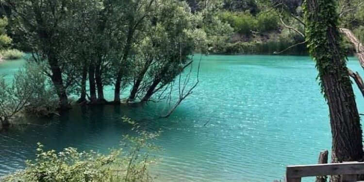 Dabrica: Stari grad Koštun i džamija
