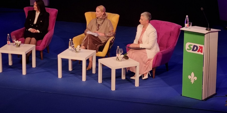 Javna tribina “OsnaŽENA”: Žene moraju biti vidljivije, a društvo otvorenije za njihov angažman