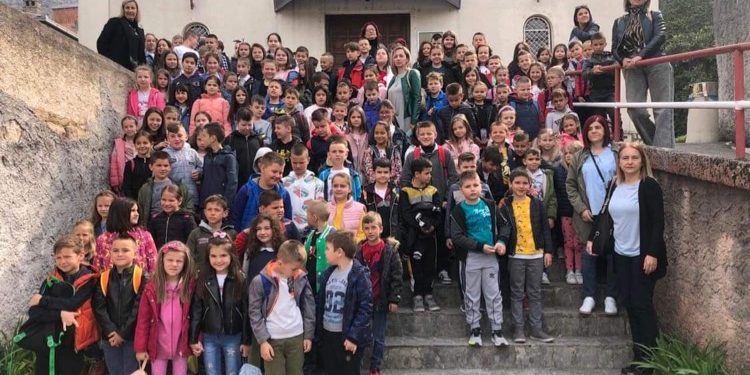 Prva osnovna škola Stolac: Učenici uživali u predstavi “Zlatokosa”