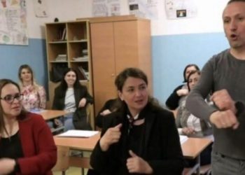 Zbog kolege iz klupe uče znakovni jezik