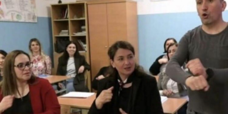 Zbog kolege iz klupe uče znakovni jezik