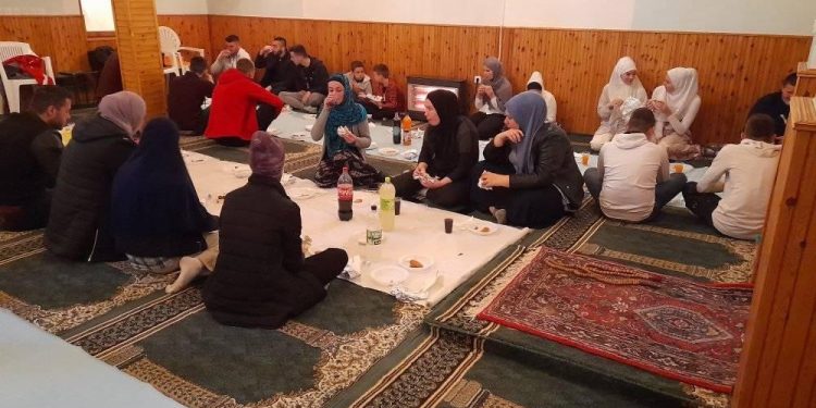 U džamiji na Borojevićima jučer je održan prvi zajednički iftar za omladinu
