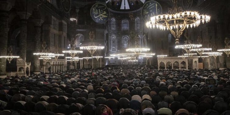U džamiji Aja Sofija sinoć klanjan prvi teravih-namaz nakon 88 godina