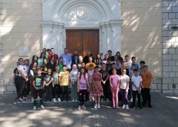 Učenici Prve osnovne škole Stolac i učenici Srednje škole Stolac posjetili su katoličku crkvu u Stocu
