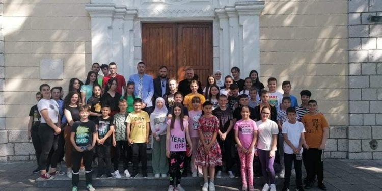 Učenici Prve osnovne škole Stolac i učenici Srednje škole Stolac posjetili su katoličku crkvu u Stocu