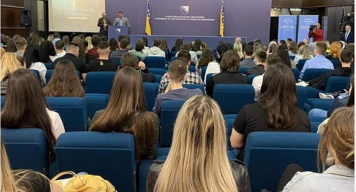 Potpisani ugovori o dodjeli stipendija za 331 studenta povratnika