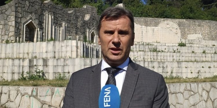 Novalić na Partizanskom groblju: Ovaj čin ne smije ostati bez kazne
