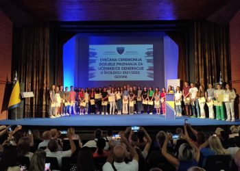Učenicima generacije osnovnih i srednjih škola HNK dodjeljena priznanja za uspjeh