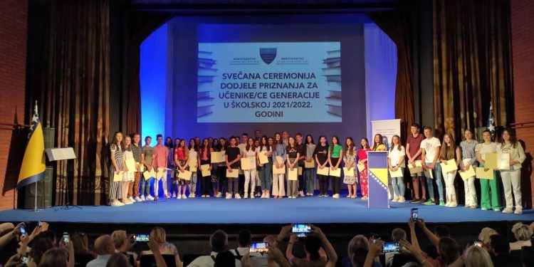 Učenicima generacije osnovnih i srednjih škola HNK dodjeljena priznanja za uspjeh
